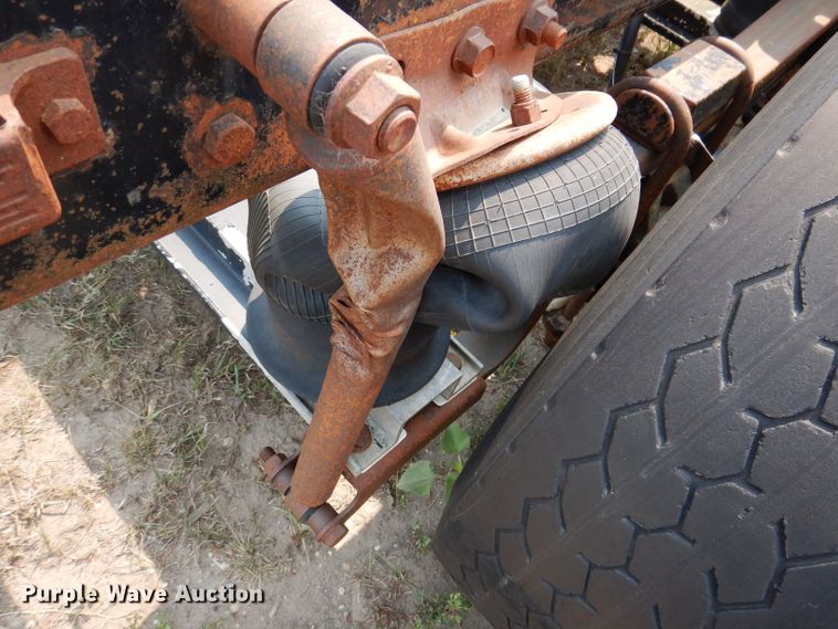 image for item IN9814 2000 Mack CX600  semi truck chassis