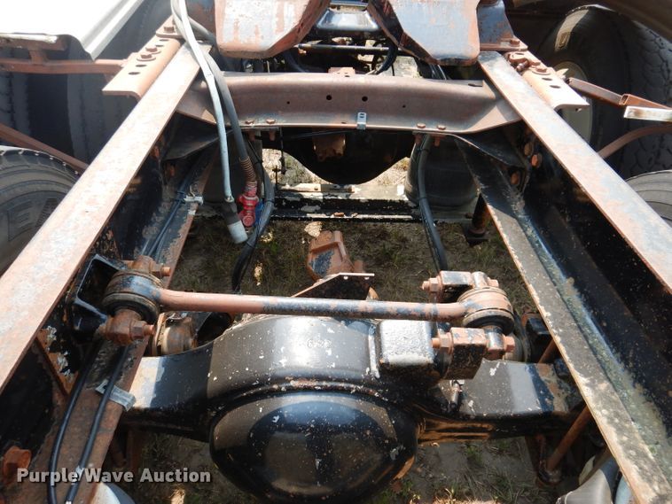 image for item IN9814 2000 Mack CX600  semi truck chassis