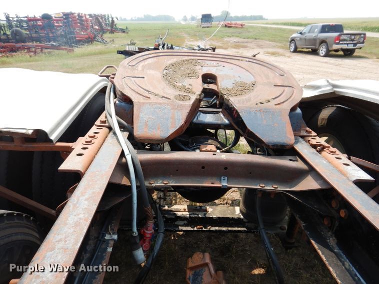 image for item IN9814 2000 Mack CX600  semi truck chassis