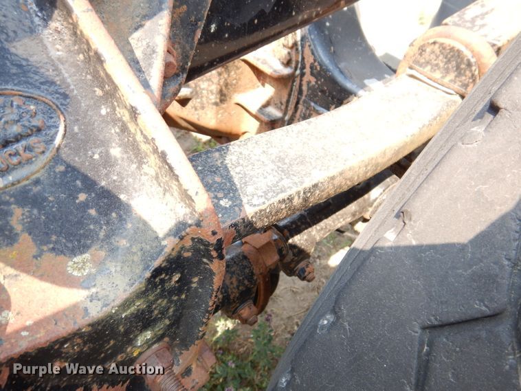 image for item IN9814 2000 Mack CX600  semi truck chassis