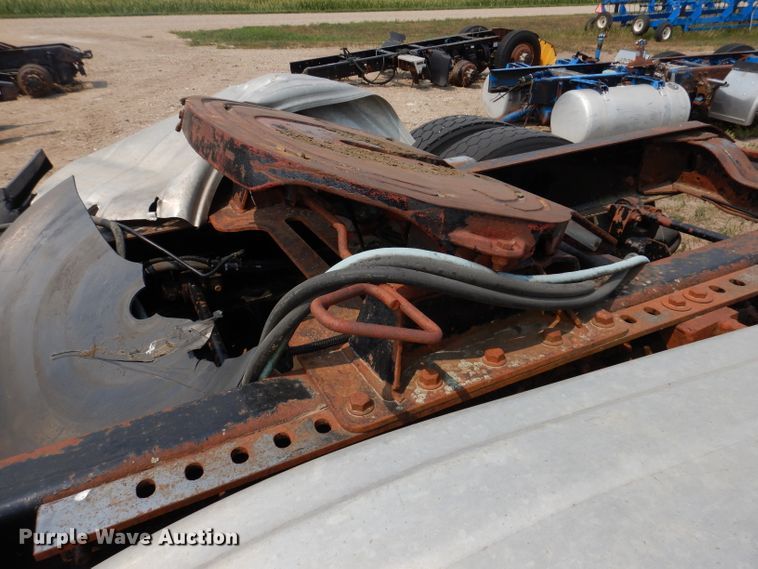 image for item IN9814 2000 Mack CX600  semi truck chassis