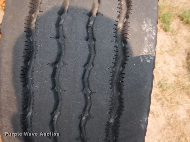 image for item IN9814 2000 Mack CX600  semi truck chassis