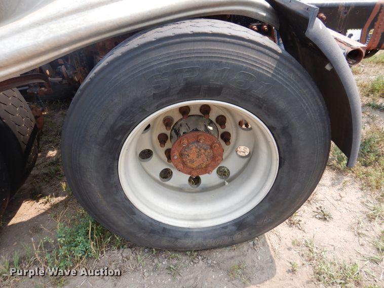 image for item IN9814 2000 Mack CX600  semi truck chassis