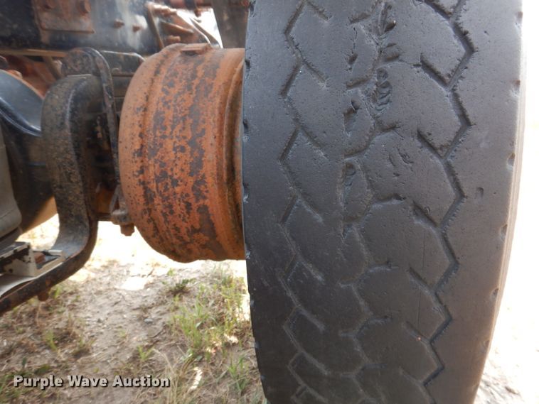 image for item IN9814 2000 Mack CX600  semi truck chassis