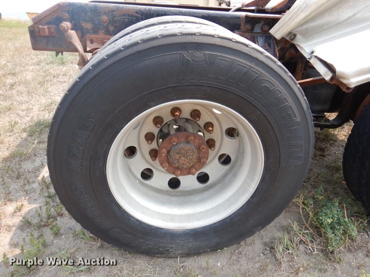 image for item IN9814 2000 Mack CX600  semi truck chassis