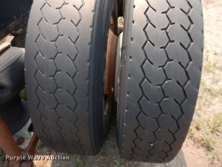 image for item IN9814 2000 Mack CX600  semi truck chassis