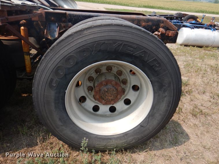 image for item IN9814 2000 Mack CX600  semi truck chassis