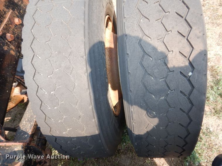 image for item IN9814 2000 Mack CX600  semi truck chassis