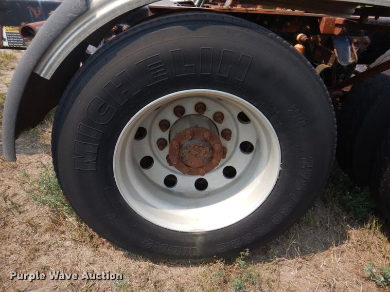 image for item IN9814 2000 Mack CX600  semi truck chassis