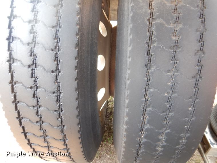 image for item IN9814 2000 Mack CX600  semi truck chassis