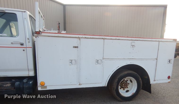 image for item IT9723 1993 Ford F600  utility / service truck