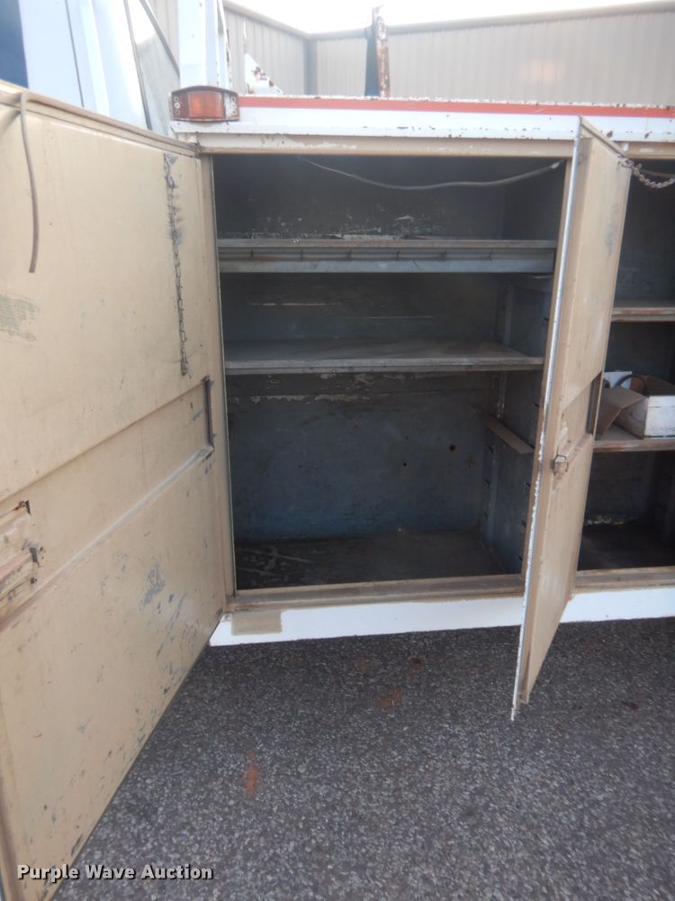 image for item IT9723 1993 Ford F600  utility / service truck