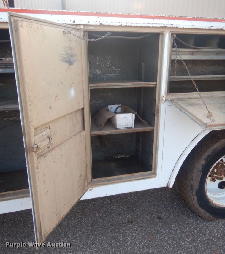 image for item IT9723 1993 Ford F600  utility / service truck