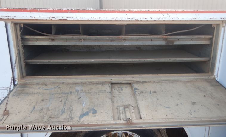 image for item IT9723 1993 Ford F600  utility / service truck