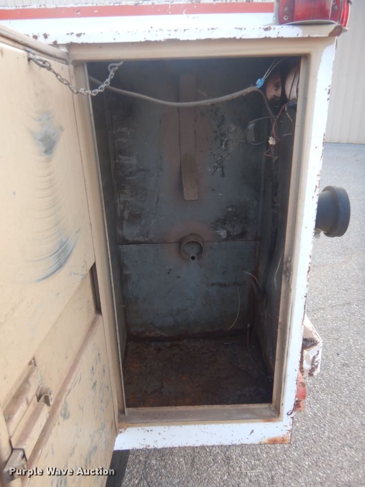 image for item IT9723 1993 Ford F600  utility / service truck