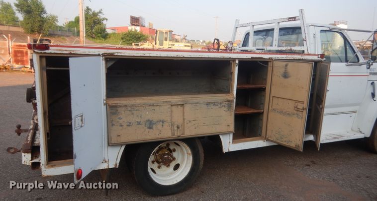 image for item IT9723 1993 Ford F600  utility / service truck