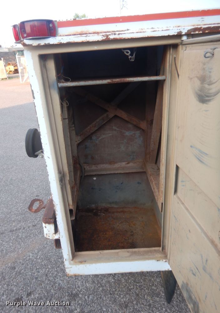 image for item IT9723 1993 Ford F600  utility / service truck