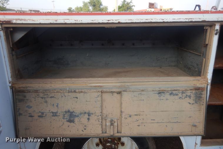 image for item IT9723 1993 Ford F600  utility / service truck