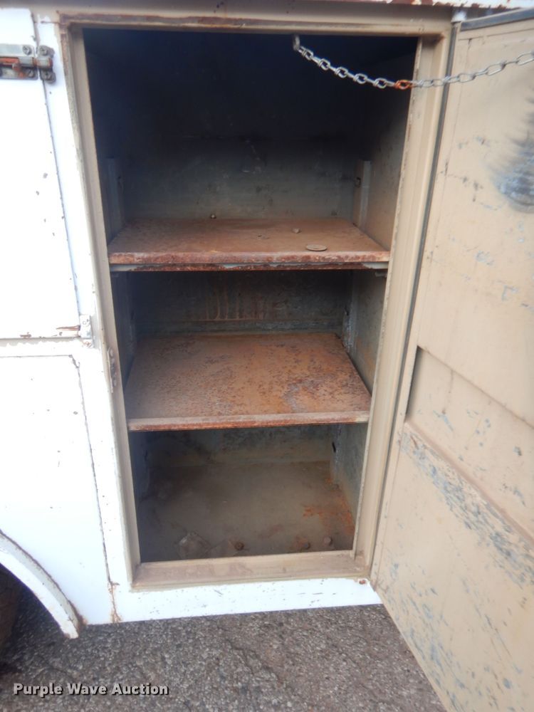 image for item IT9723 1993 Ford F600  utility / service truck