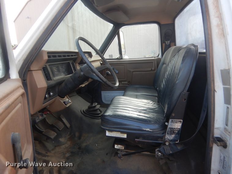 image for item IT9723 1993 Ford F600  utility / service truck