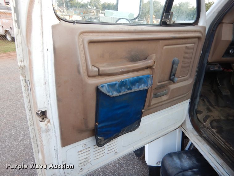 image for item IT9723 1993 Ford F600  utility / service truck