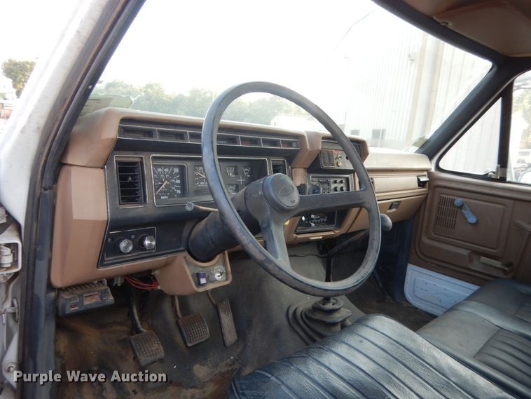 image for item IT9723 1993 Ford F600  utility / service truck