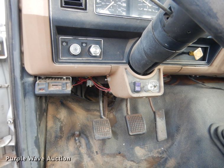 image for item IT9723 1993 Ford F600  utility / service truck