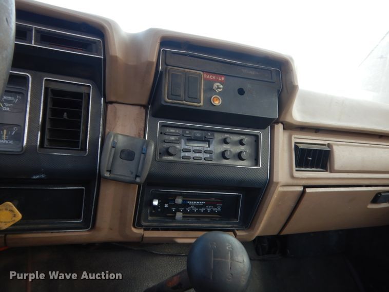 image for item IT9723 1993 Ford F600  utility / service truck