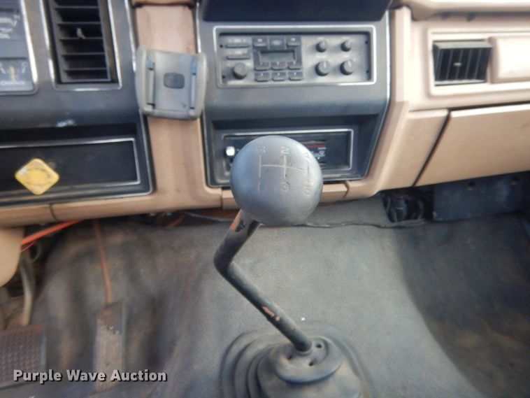 image for item IT9723 1993 Ford F600  utility / service truck