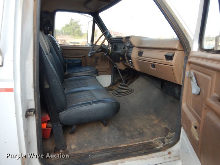 image for item IT9723 1993 Ford F600  utility / service truck