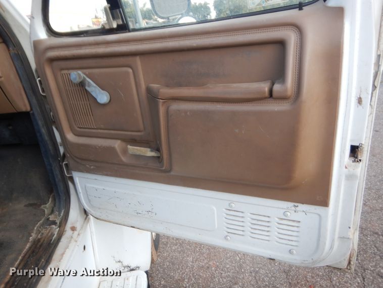 image for item IT9723 1993 Ford F600  utility / service truck