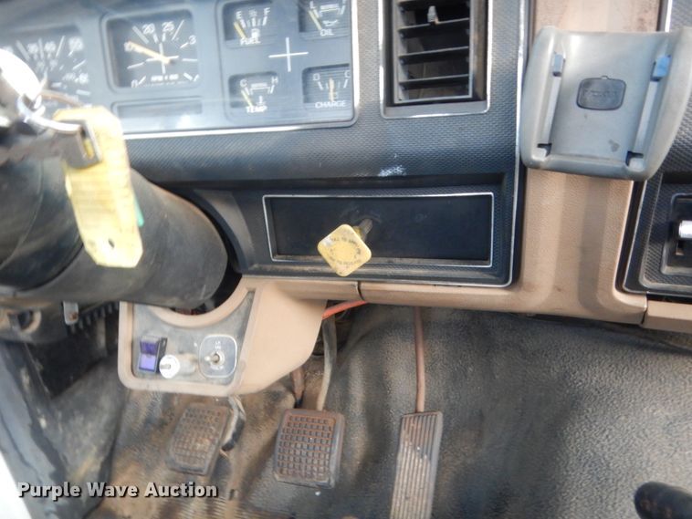 image for item IT9723 1993 Ford F600  utility / service truck