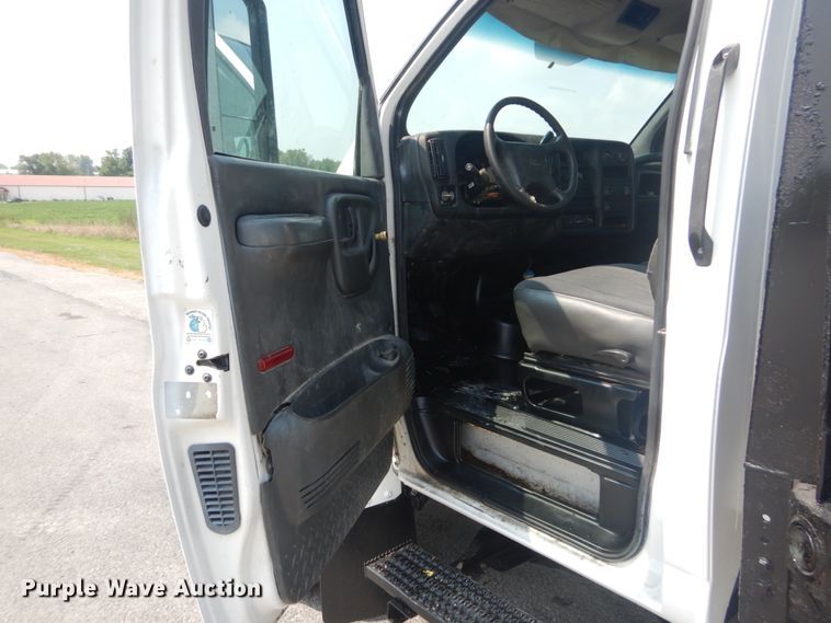 image for item JI9564 2007 GMC 4500  flatbed truck