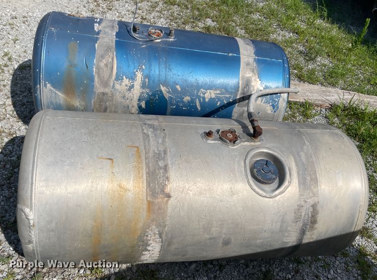 image for item KK9665 (2) Peterbilt fuel tanks