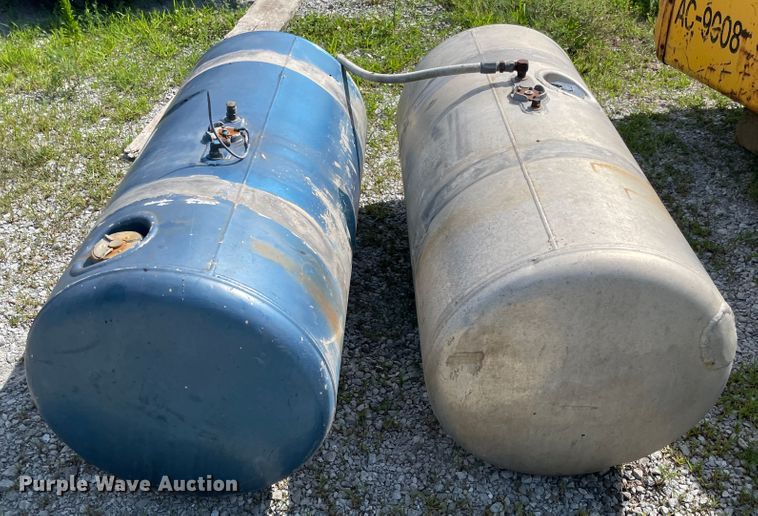 image for item KK9665 (2) Peterbilt fuel tanks