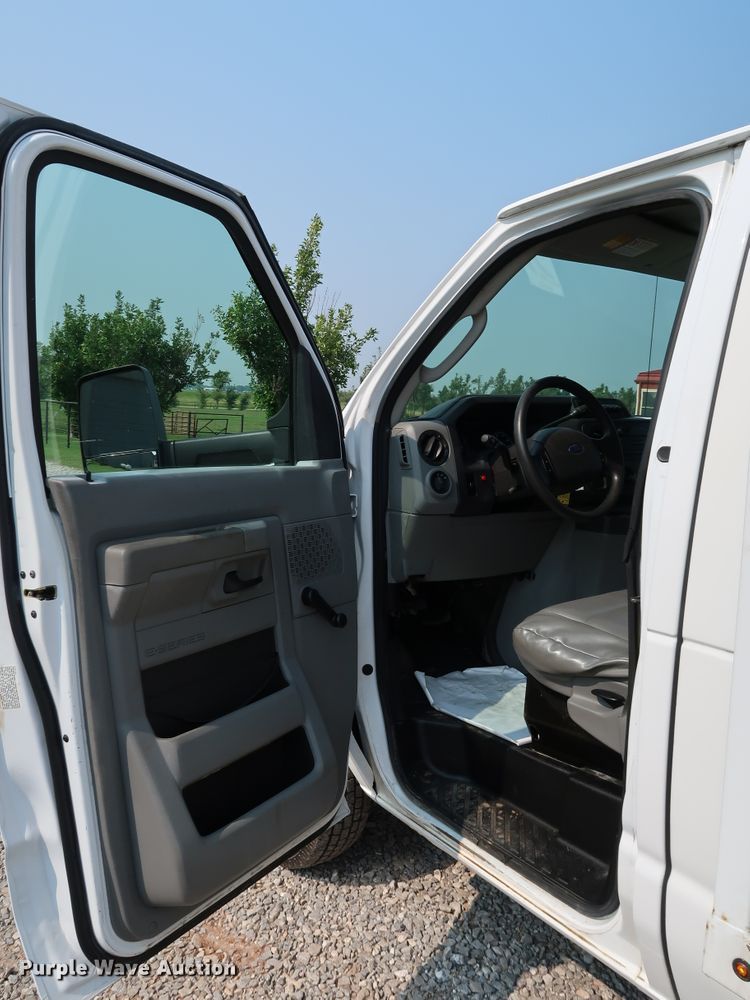 image for item KQ9842 2011 Ford E450 Super Duty  utility van with sprayer