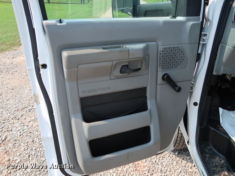 image for item KQ9842 2011 Ford E450 Super Duty  utility van with sprayer