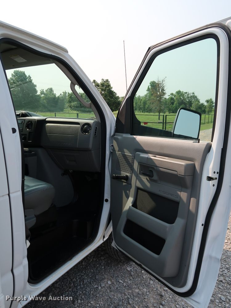 image for item KQ9842 2011 Ford E450 Super Duty  utility van with sprayer