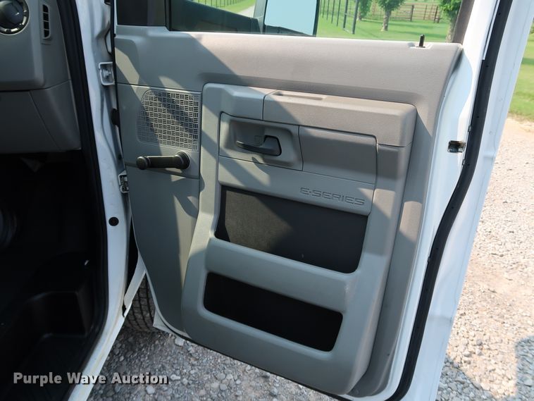 image for item KQ9842 2011 Ford E450 Super Duty  utility van with sprayer