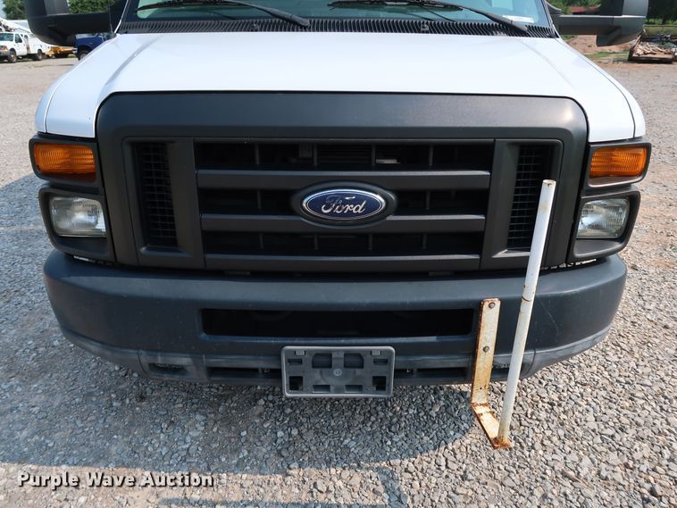 image for item KQ9842 2011 Ford E450 Super Duty  utility van with sprayer