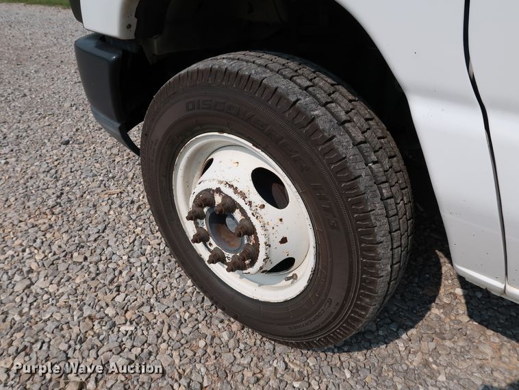 image for item KQ9842 2011 Ford E450 Super Duty  utility van with sprayer