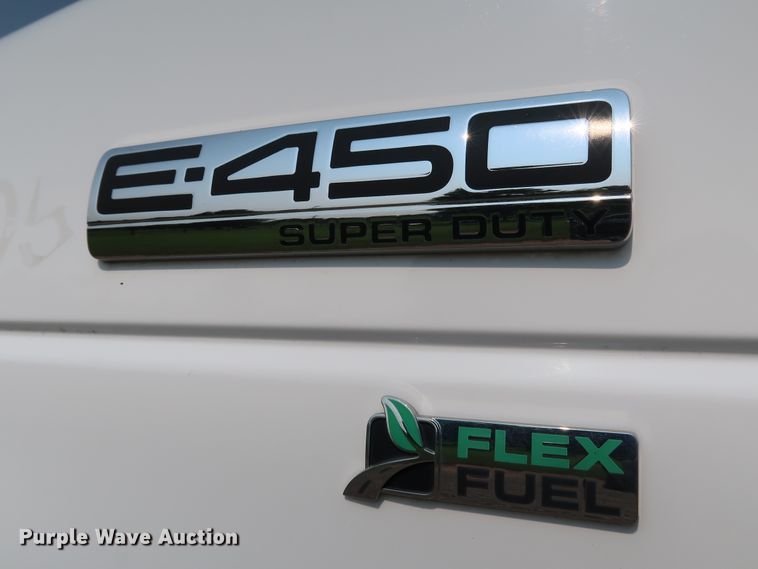 image for item KQ9842 2011 Ford E450 Super Duty  utility van with sprayer