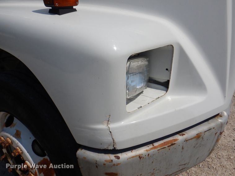 image for item KW9916 1996 Freightliner FL70  box truck