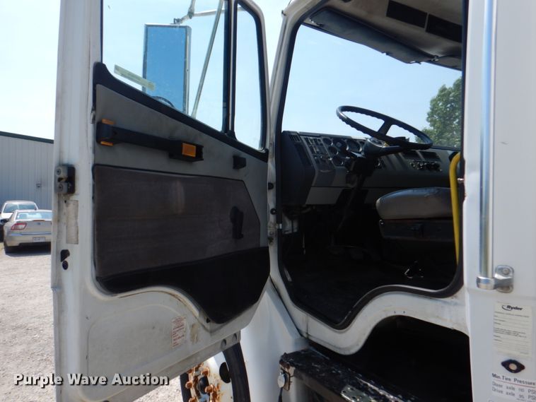 image for item KW9916 1996 Freightliner FL70  box truck