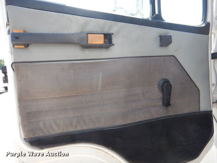 image for item KW9916 1996 Freightliner FL70  box truck