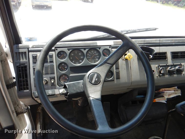 image for item KW9916 1996 Freightliner FL70  box truck