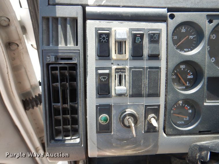 image for item KW9916 1996 Freightliner FL70  box truck