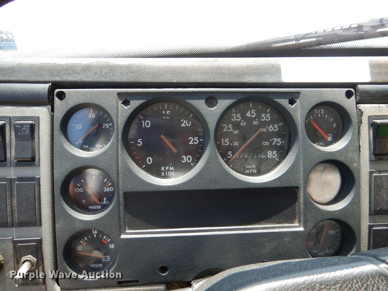 image for item KW9916 1996 Freightliner FL70  box truck