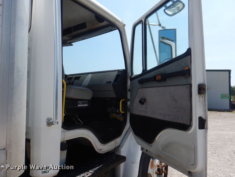 image for item KW9916 1996 Freightliner FL70  box truck