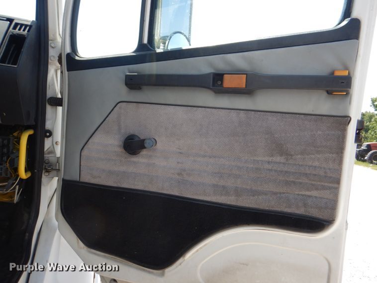 image for item KW9916 1996 Freightliner FL70  box truck